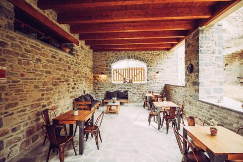un restaurant avec des tables et des chaises et un mur en briques dans l'établissement Casa Rural Ger, 