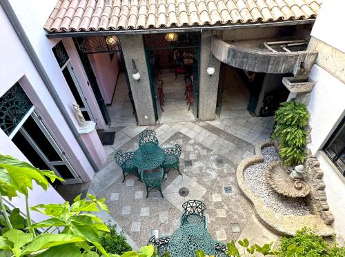 an overhead view of a patio with tables and chairs at Hotel Catharina Paraguaçu in Salvador
