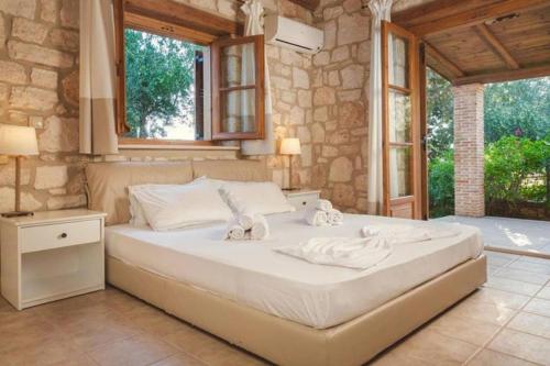 A bed or beds in a room at Villa Aloni