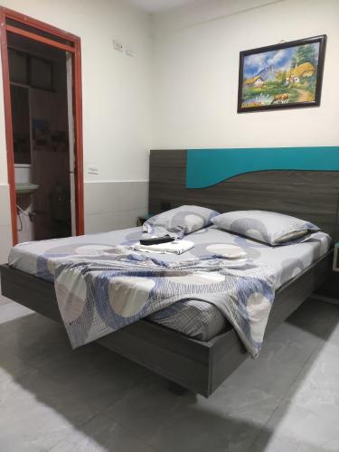 un grande letto in una camera con di HOTEL KIRPAS a Villavicencio