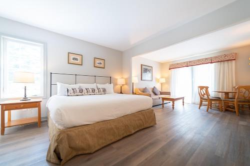 - une chambre avec un grand lit et un salon dans l'établissement Horseshoe Valley Suites - The Verdant, à Shanty Bay