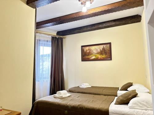 a hotel room with two beds and a window at Pigy in Tatariv