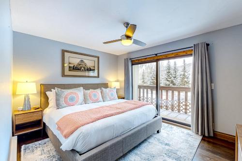 - une chambre avec un lit et un balcon dans l'établissement Eagle Vail Mountain Retreat, à Avon