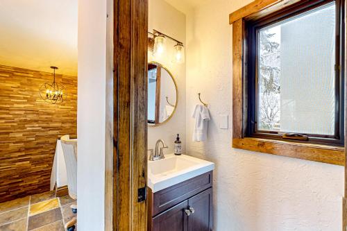 La salle de bains est pourvue d'un lavabo et d'un miroir. dans l'établissement Eagle Vail Mountain Retreat, à Avon