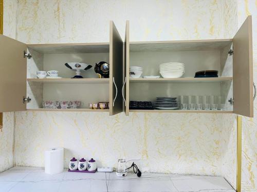 un armario de cocina con platos y platos. en Cosy Ijevan, en Ijevan