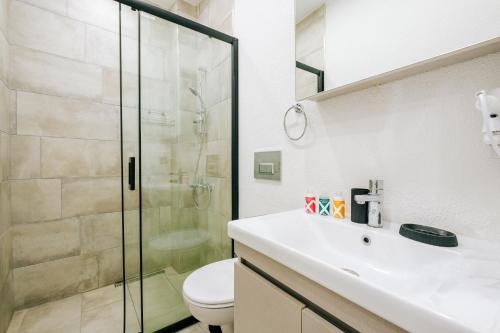 bagno con doccia, lavandino e servizi igienici di Studio Flat 6 min to Yedikule Fortress in Fatih a Istanbul