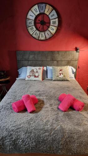 Ένα ή περισσότερα κρεβάτια σε δωμάτιο στο Estudi Suite Desvern