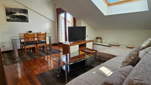 ein Wohnzimmer mit einem Sofa und einem Tisch in der Unterkunft Apart 52 m2 en Sabaris-Baiona in Baiona
