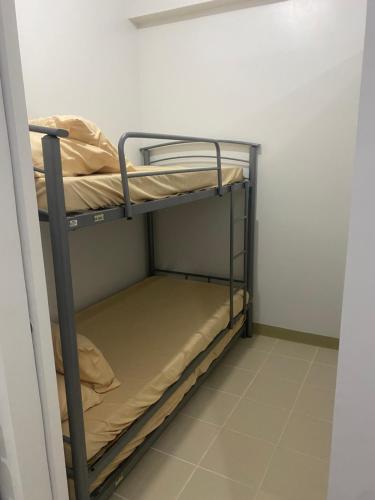 een kamer met 2 stapelbedden bij Staycation at Cheers Residences in Lias
