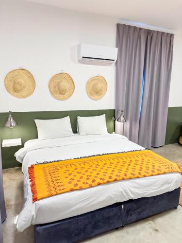 1 dormitorio con 1 cama grande con manta naranja en ام ريزيدنس M Residence en Abha