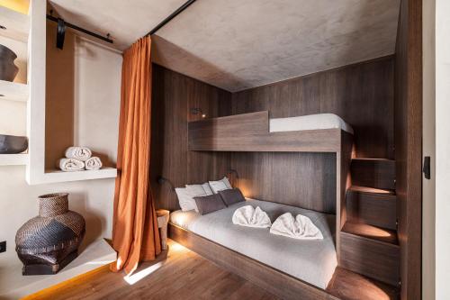 - une chambre avec des lits superposés dans l'établissement WABISABI SUITES - MÉRO, à Cannes