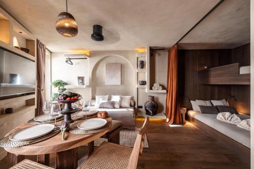 un salon avec une table et un canapé dans l'établissement WABISABI SUITES - MÉRO, à Cannes