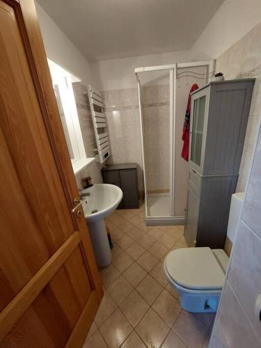 une salle de bain avec toilettes et lavabo dans l'établissement Appartement Saint Gervais proche centre, à Saint-Gervais-les-Bains