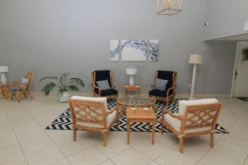 Ruang duduk di Oceanfront spectacular views with direct beach and pool access!