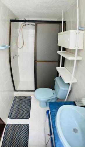 a bathroom with a shower and a toilet and a sink at Apartamento JJ Vargas - Movistar Arena, Campin, Simon Bolivar, Centro Alto Rendimiento, Coliseo Deportes in Bogotá