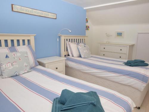 two beds in a childrens bedroom with blue walls at 3 bed in Eastbourne EHC04 in Eastbourne