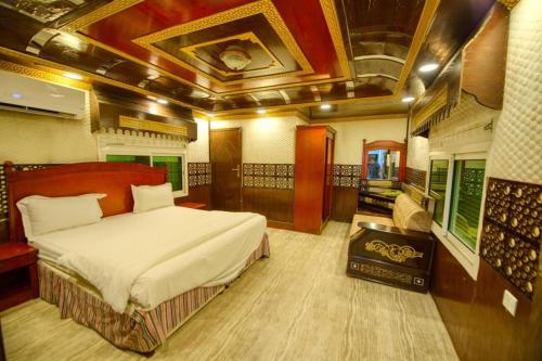 - une chambre avec un grand lit dans l'établissement منتجع شاطئ الورد, à Yanbu