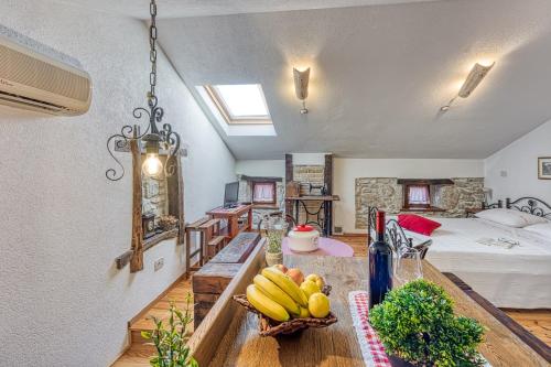 - une cuisine avec une table avec des bananes et un lit dans l'établissement Casa Gianni, à Plomin