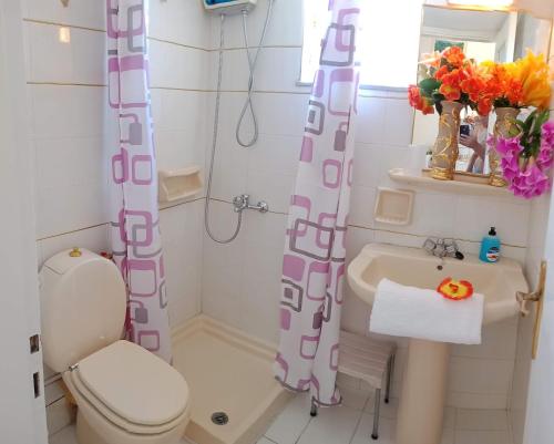 a bathroom with a toilet and a sink at evli in Rethymno