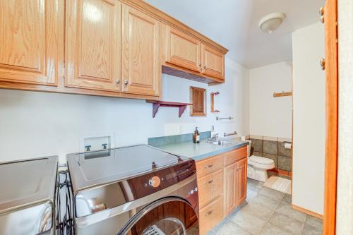 una cocina con lavadora y secadora. en Family Home in Vinita with Fire Pit and Game Room!, en Vinita