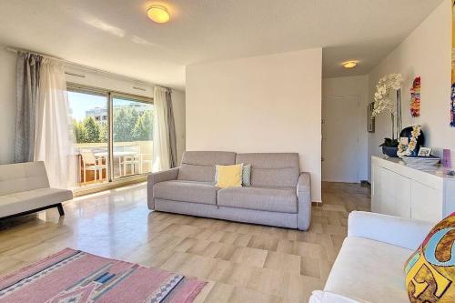 - un salon avec un canapé et une table dans l'établissement Spacieux studio à 150m de la plage 2 terrasses, à Antibes