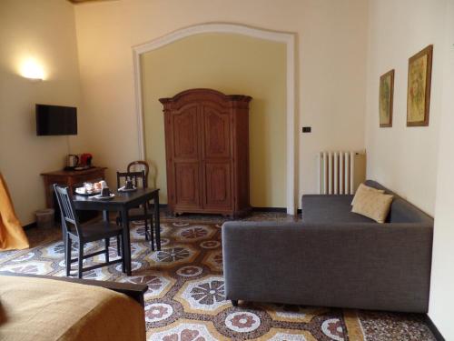 - un salon avec un canapé et une table dans l'établissement B&B Genova Centro, à Gênes