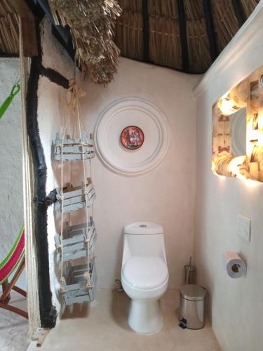 a bathroom with a toilet in a room at Casa Maya Tolok - Alberca - Wifi-Starlink - Tour Sustentabilidad in Izamal