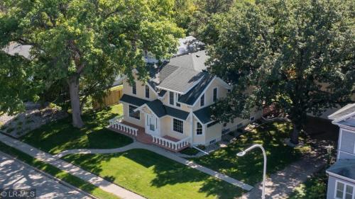 una vista aérea de una gran casa blanca en Magnolia LLC short term rentals private room on the second floor en Fergus Falls