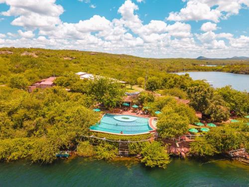 eine Luftansicht eines Resorts mit einem Pool im Wasser in der Unterkunft Pousada Castanho in Delmiro Gouveia