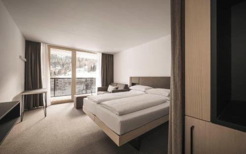 una camera con un letto e una grande finestra di Sportlers Lodge Sölden lifestyle-lässig-anders a Sölden
