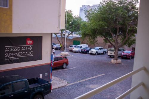 een parkeerplaats met een stel geparkeerde auto's bij Casa Ramos Castro in Mindelo