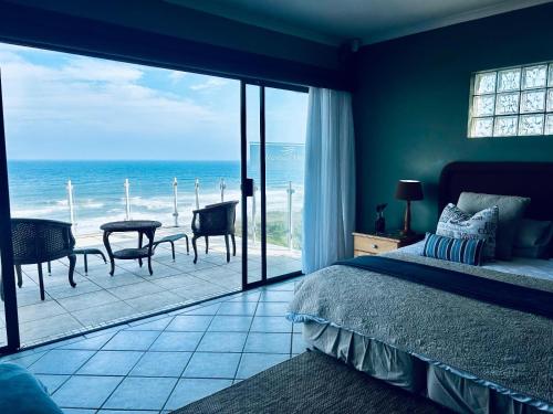 1 dormitorio con cama y vistas al océano en Waves of Mercy, en Trafalgar