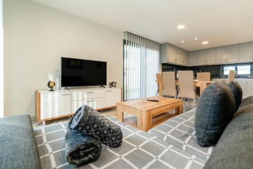 a living room with a couch and a television at Casa Barros Serra in Calheta