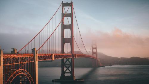 Sunset Edwardian Bed and Breakfast at Golden Gate Park في سان فرانسيسكو: جسر من البوابة الذهبية في يوم ضبابي