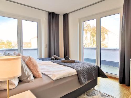 Ένα ή περισσότερα κρεβάτια σε δωμάτιο στο Fynbos City Penthouse, Dachterrasse, Design-Küche, Parkplatz