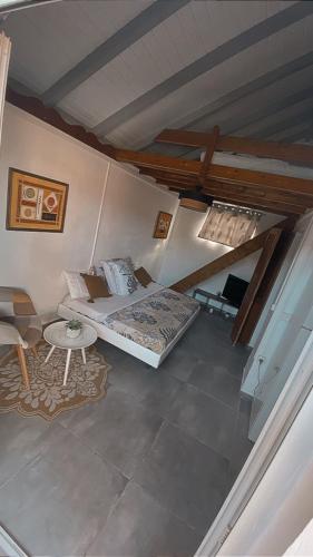 niewielka sypialnia z łóżkiem i stołem w obiekcie la savane w mieście Terre-de-Haut
