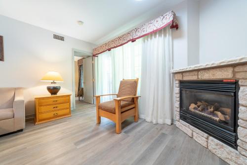 Гостиная зона в Horseshoe Valley Suites - The Evergreen
