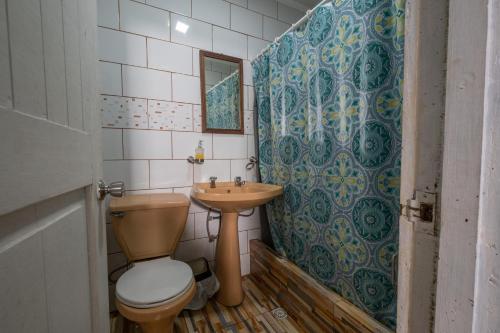 A bathroom at LÖF Hostal