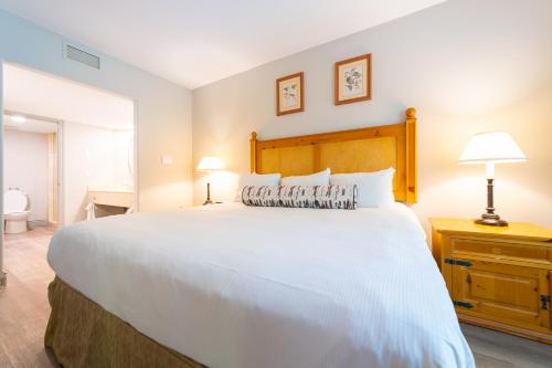 Кровать или кровати в номере Horseshoe Valley Suites - The Evergreen
