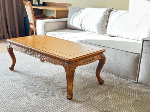 a wooden coffee table in front of a couch at Pigy in Tatariv