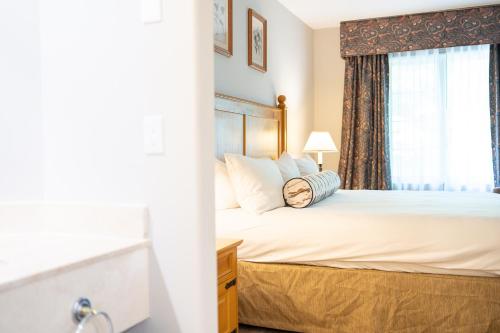 Un pat sau paturi într-o cameră la Horseshoe Valley Suites - The Evergreen