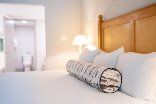 Кровать или кровати в номере Horseshoe Valley Suites - The Evergreen