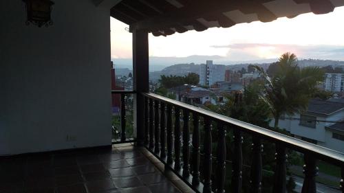 balcón con vistas a la ciudad en Casa la camelia en Manizales