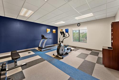 a gym with treadmills and ellipticals in a room at Comfort Suites Columbus East Broad in Columbus