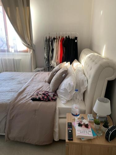 een wit bed met kussens en een tafel in een kamer bij Guesthouse In town in San Lorenzo