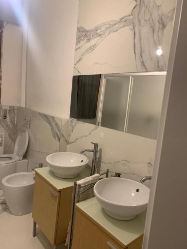 een badkamer met 2 wastafels en 2 toiletten bij Guesthouse In town in San Lorenzo