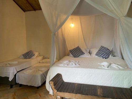 Ein Bett oder Betten in einem Zimmer der Unterkunft Pousada Casa Blanca Club