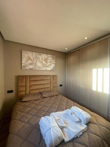 - une chambre avec un lit et 2 serviettes dans l'établissement Super appartement avenue hassan 2, à Agadir