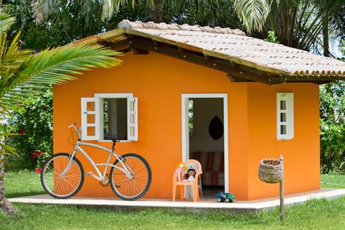 a bike parked in front of a small house at Hotel Karapitangui in Morro de São Paulo