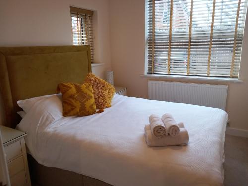 ein Schlafzimmer mit einem Bett mit zwei Handtüchern darauf in der Unterkunft Modern large 2 Bed whole apartment - Free parking - Ground floor - Central Beeston in Nottingham